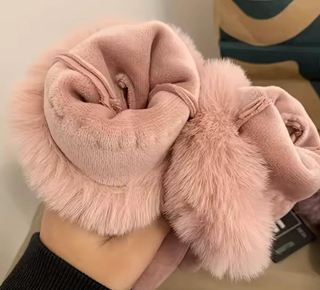 Gants avec poignets pelucheuses