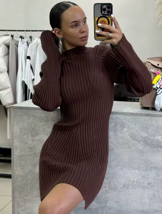 Robe élégante en tricot avec col montant