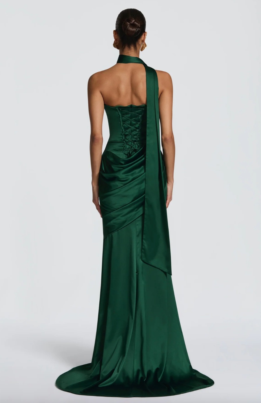 Longue robe en satin avec épaules dénudées