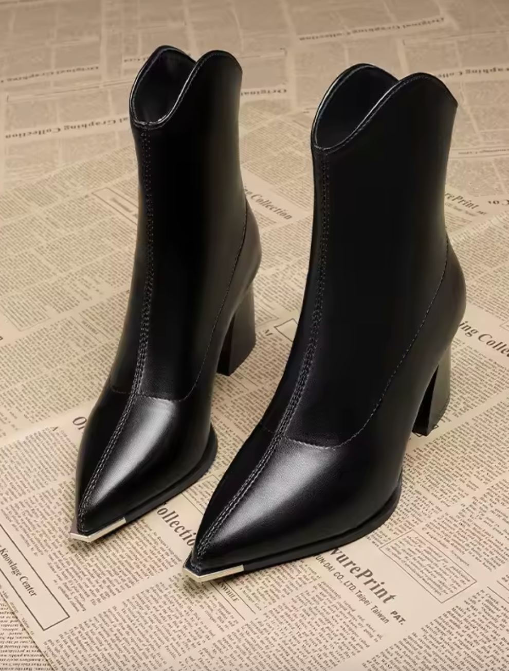 Bottines à talon avec bout métallique