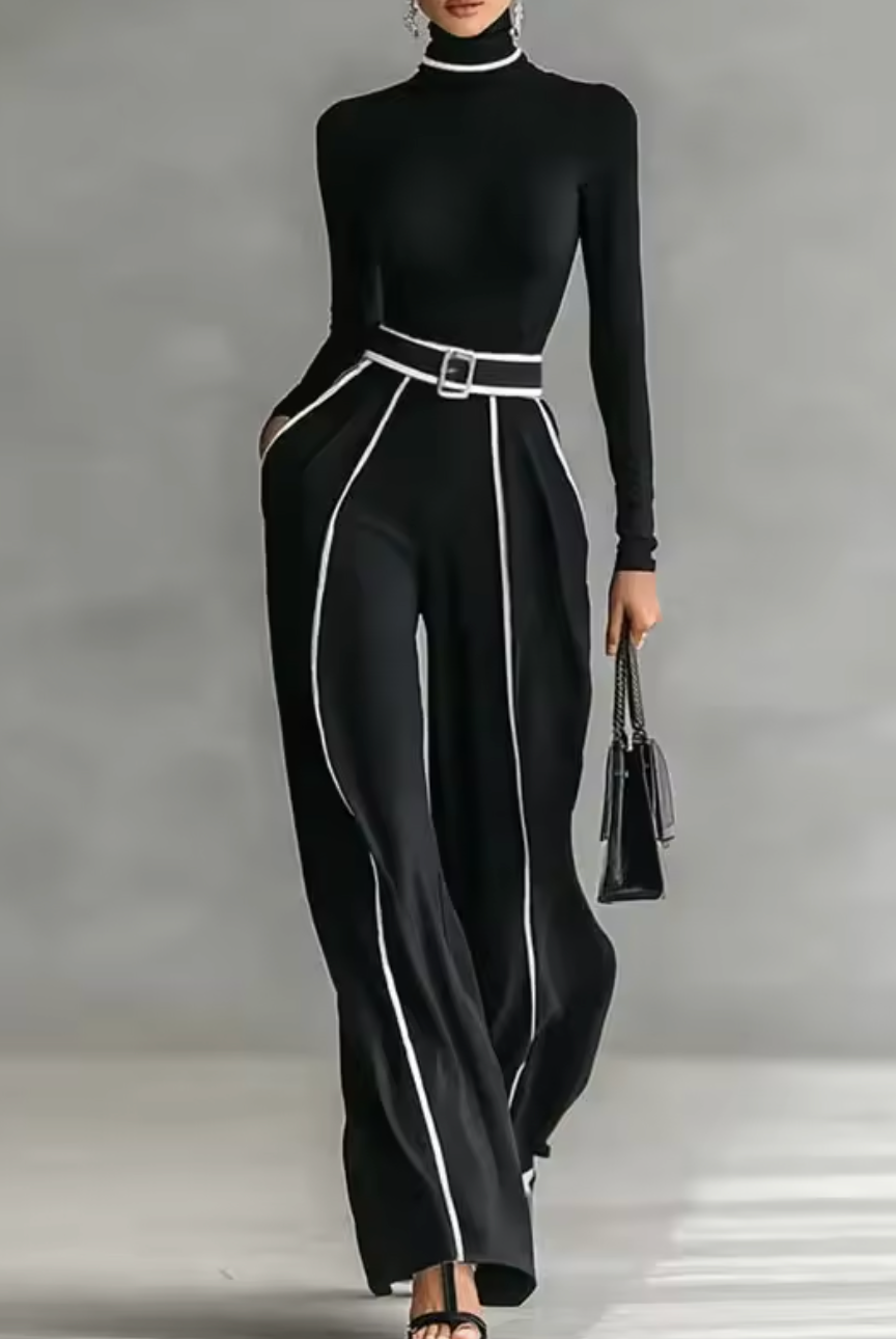 Combinaison élégante avec ceinture et col roulé