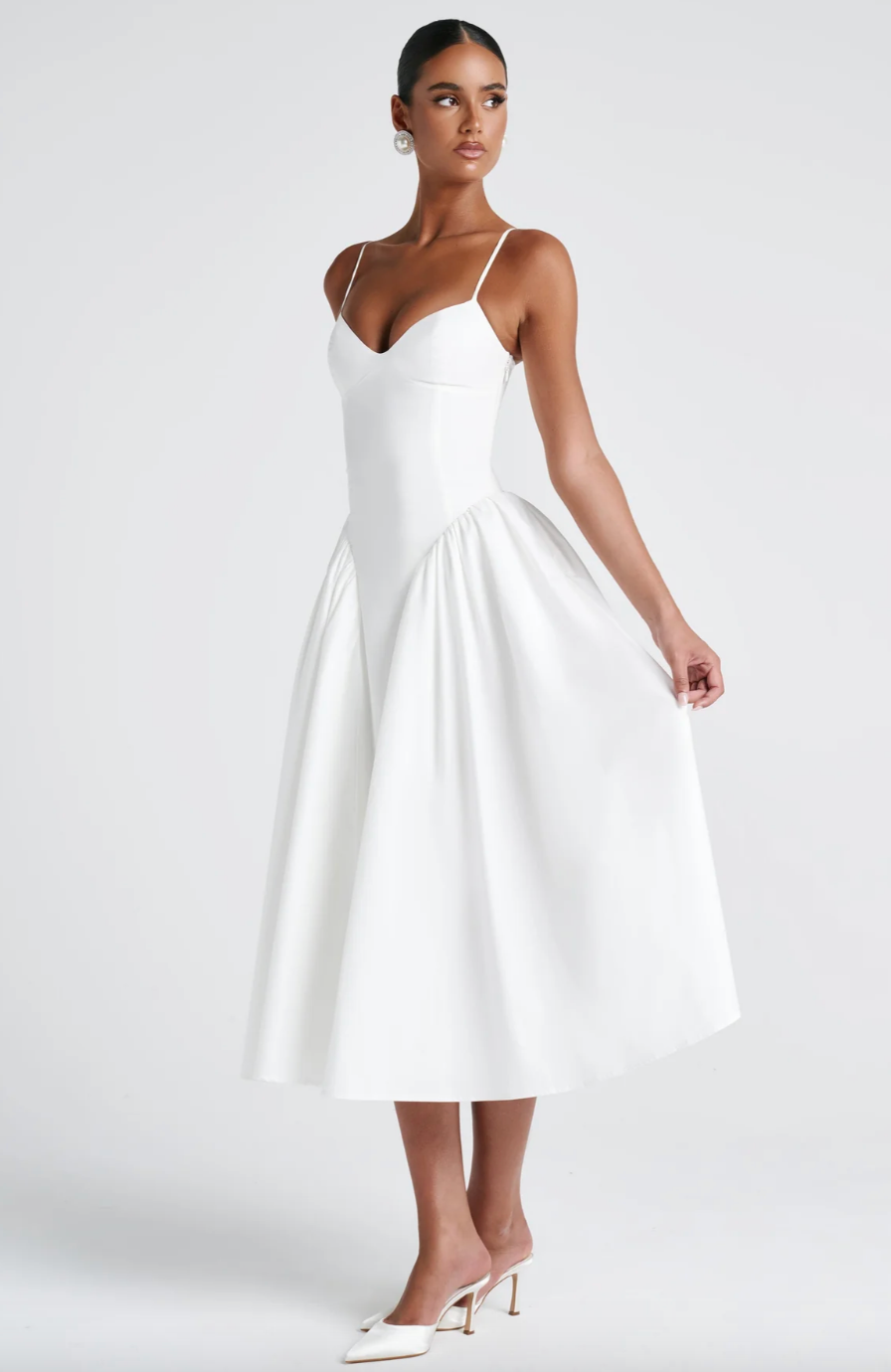 Robe mi-longue avec bas évasé