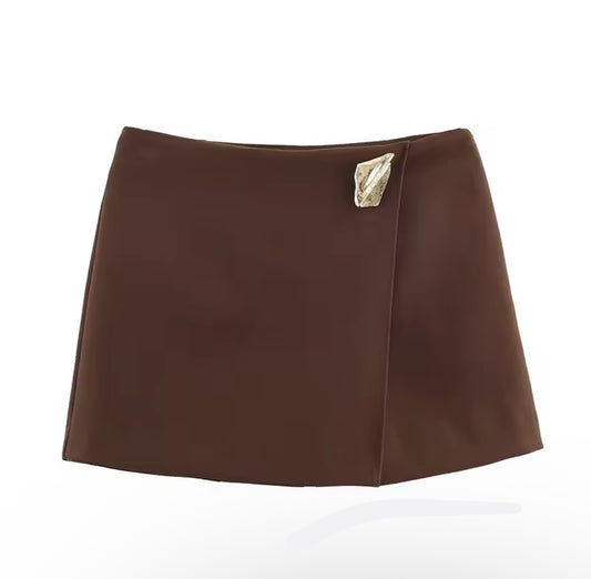 Short élégant avec détail doré