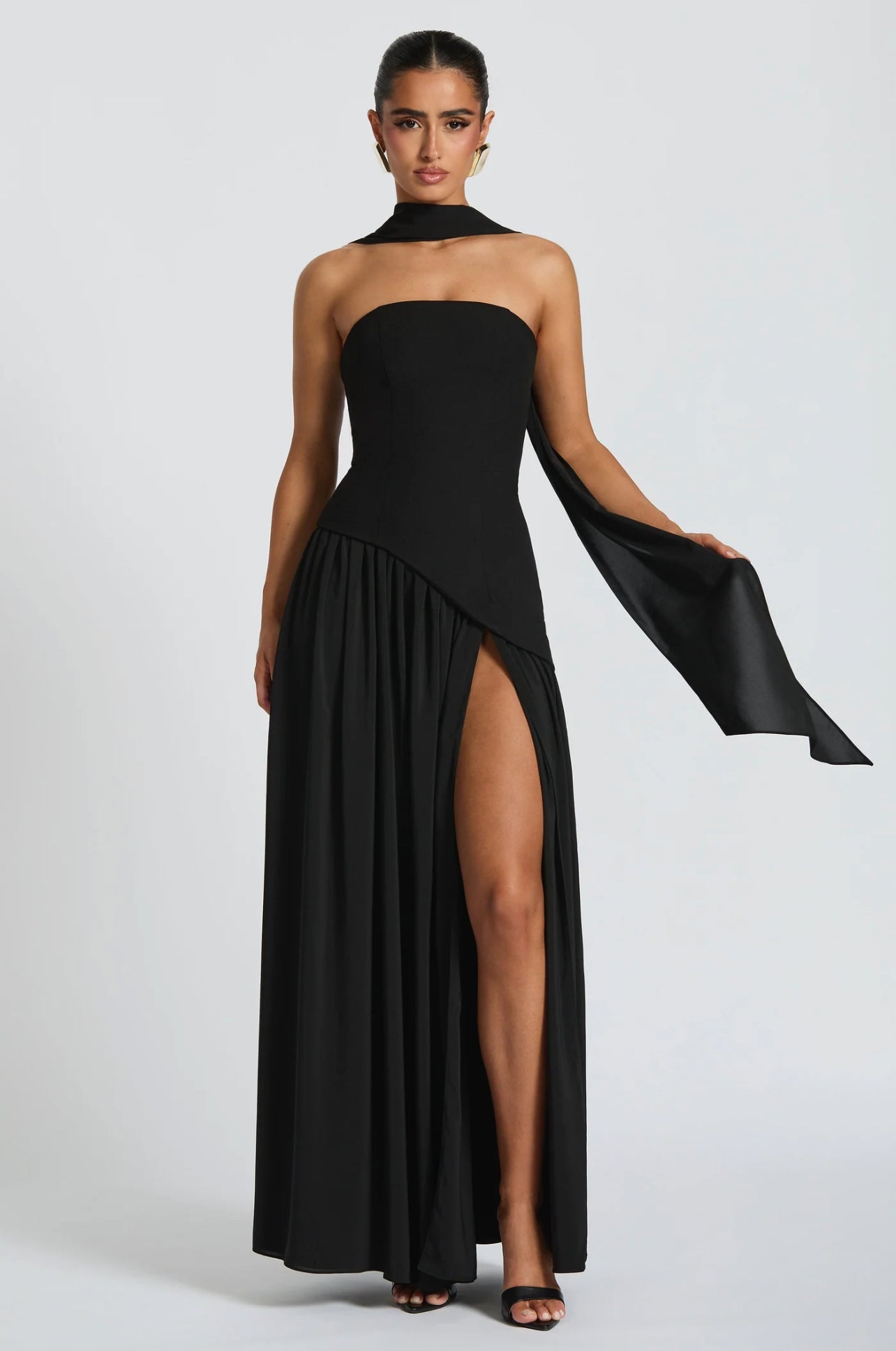 Robe longue avec fente et épaules dénudées