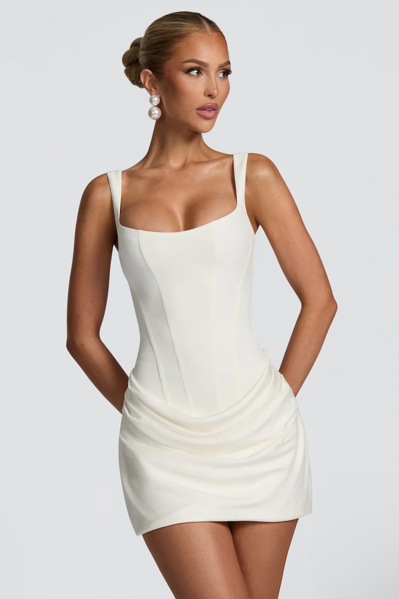 Robe mini en satin avec plis