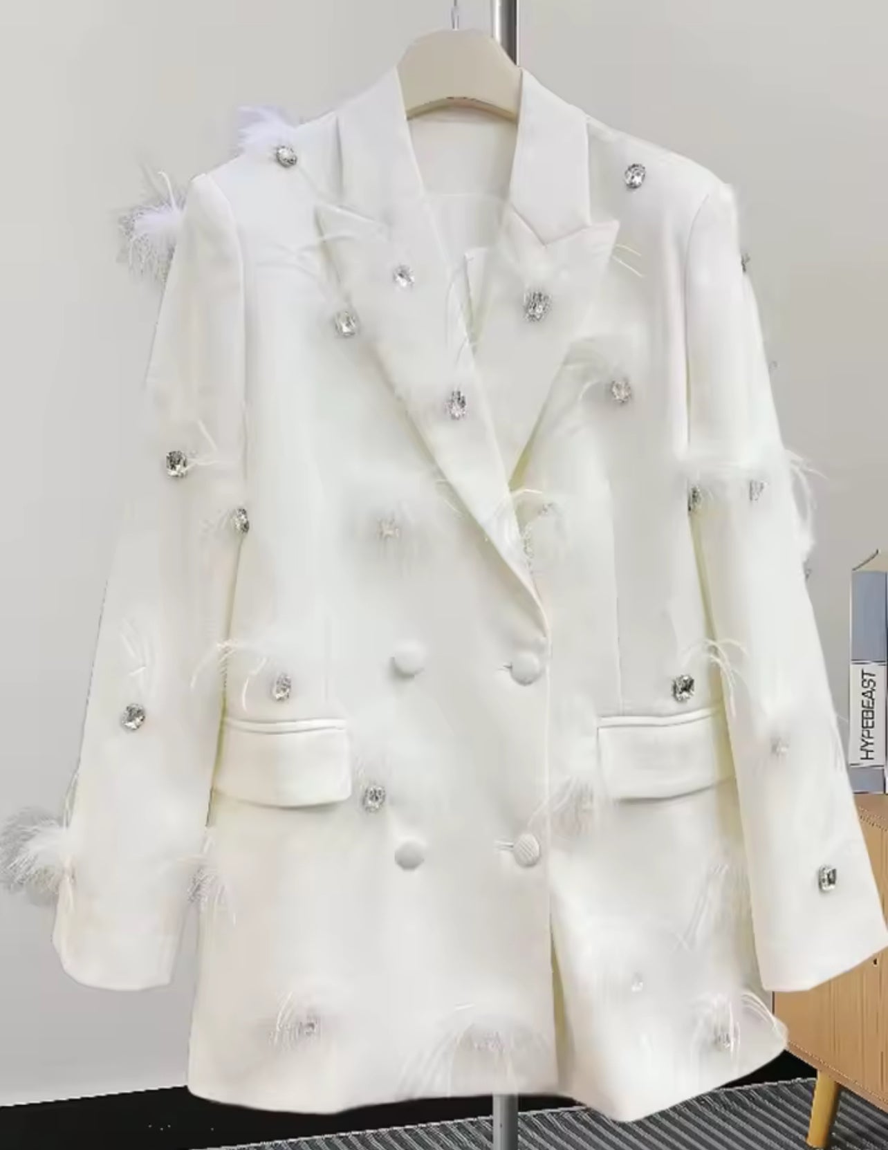 Blazer élégant avec cristaux et plumes