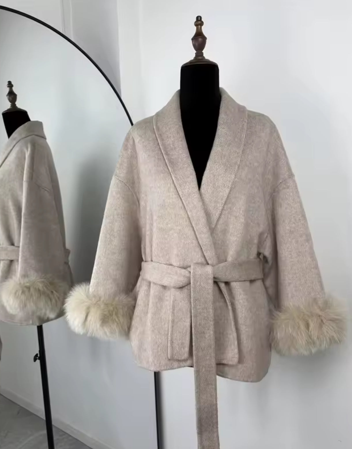 Manteau élégant style cape avec ceinture et manches pelucheuses