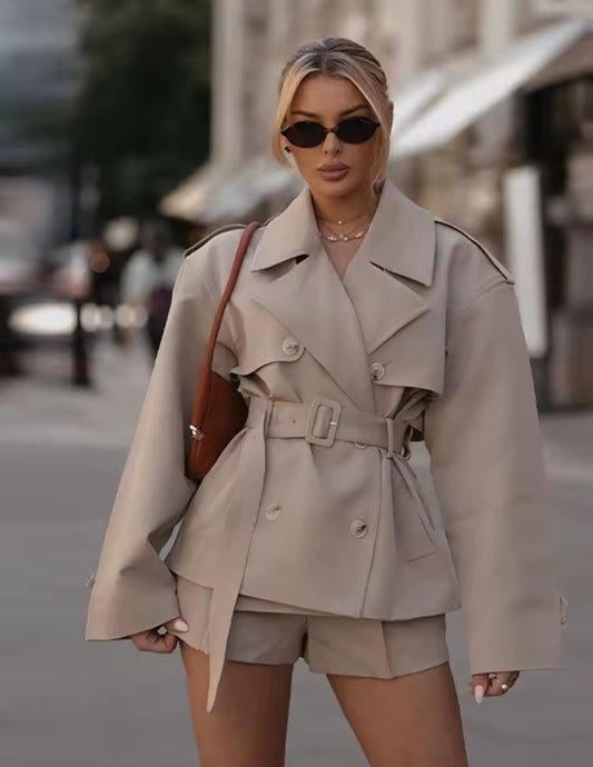 Ensemble trench-coat et short pour femme