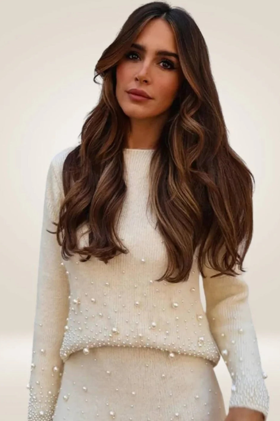 Pull et jupe avec détails perlés