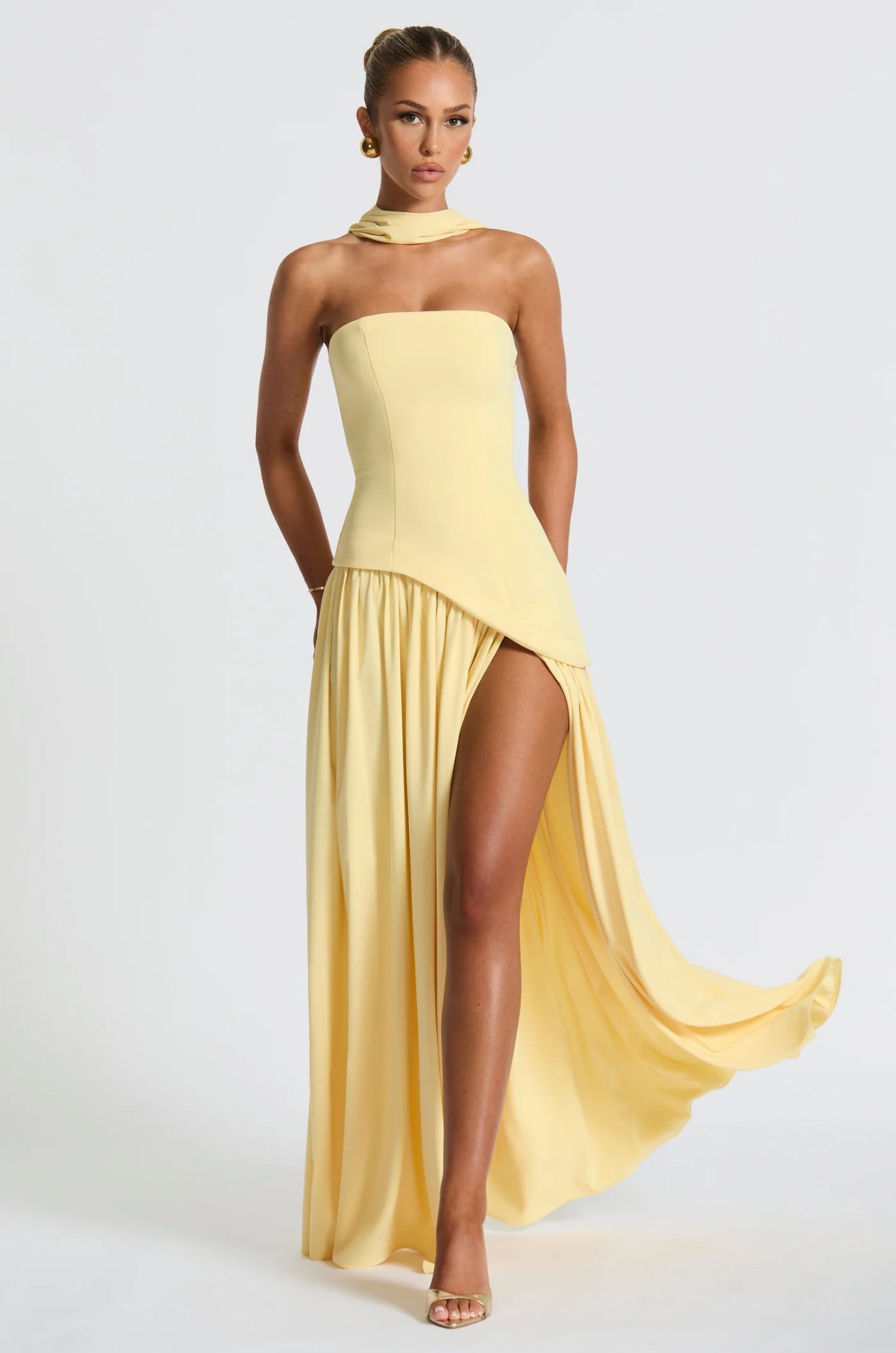 Robe longue avec fente et épaules dénudées