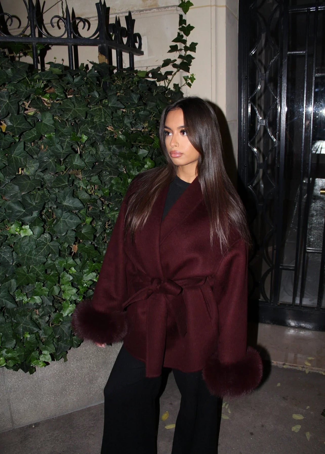 Manteau élégant style cape avec ceinture et manches pelucheuses