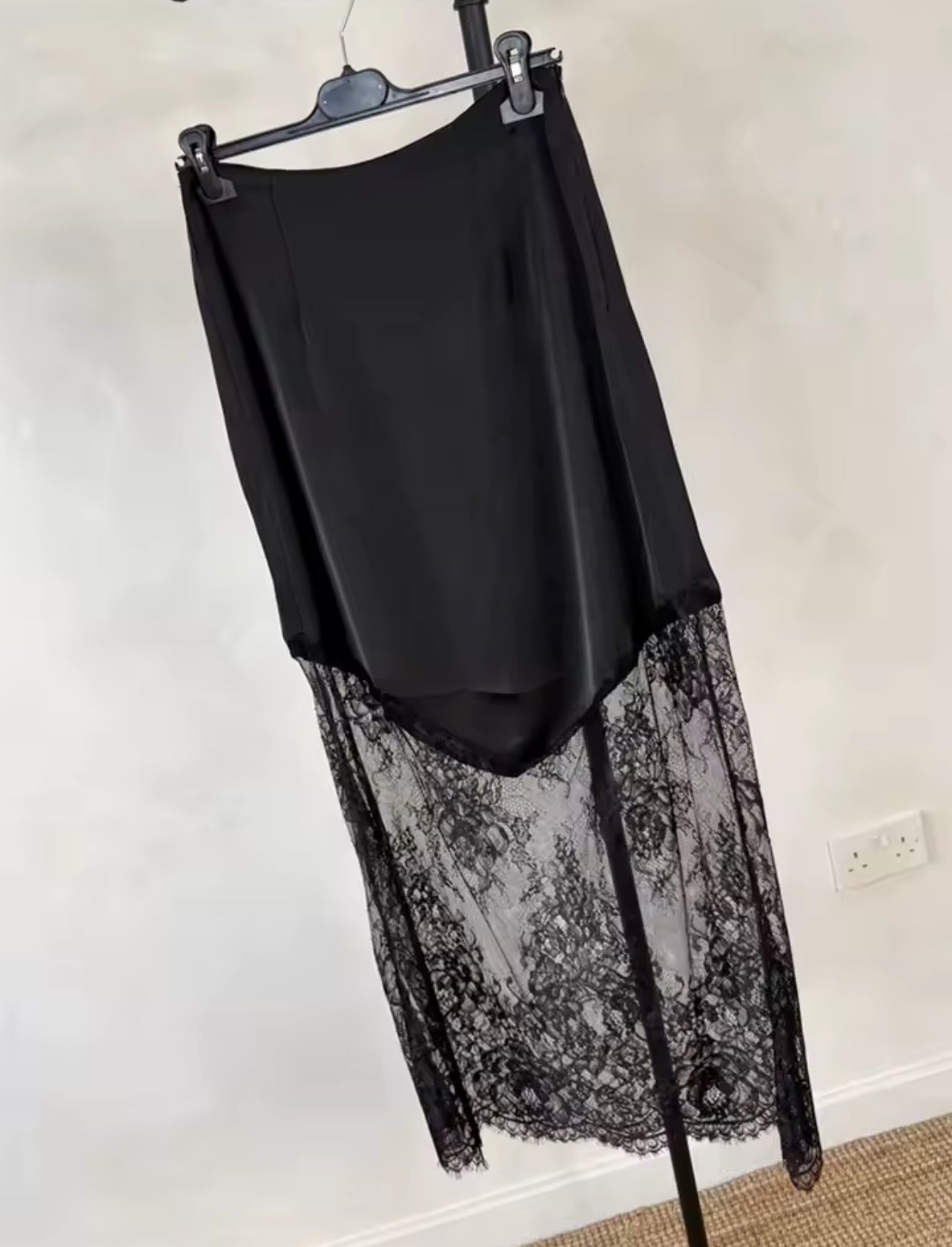 Jupe en satin et dentelle
