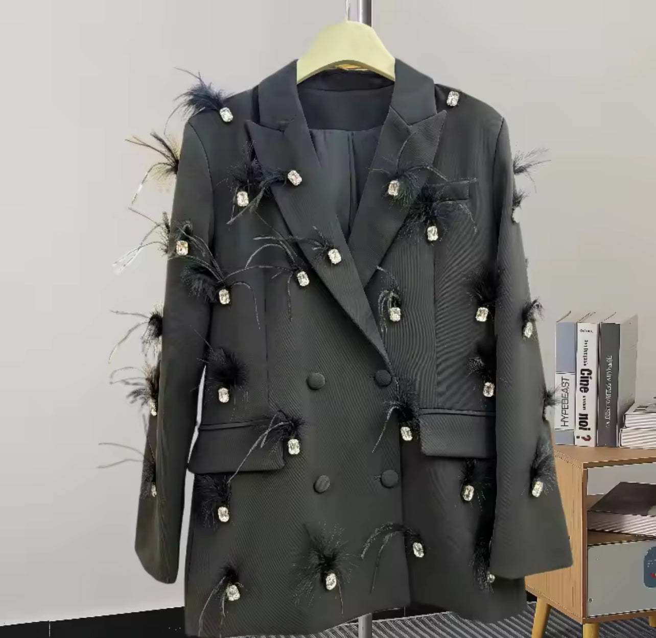 Blazer élégant avec cristaux et plumes