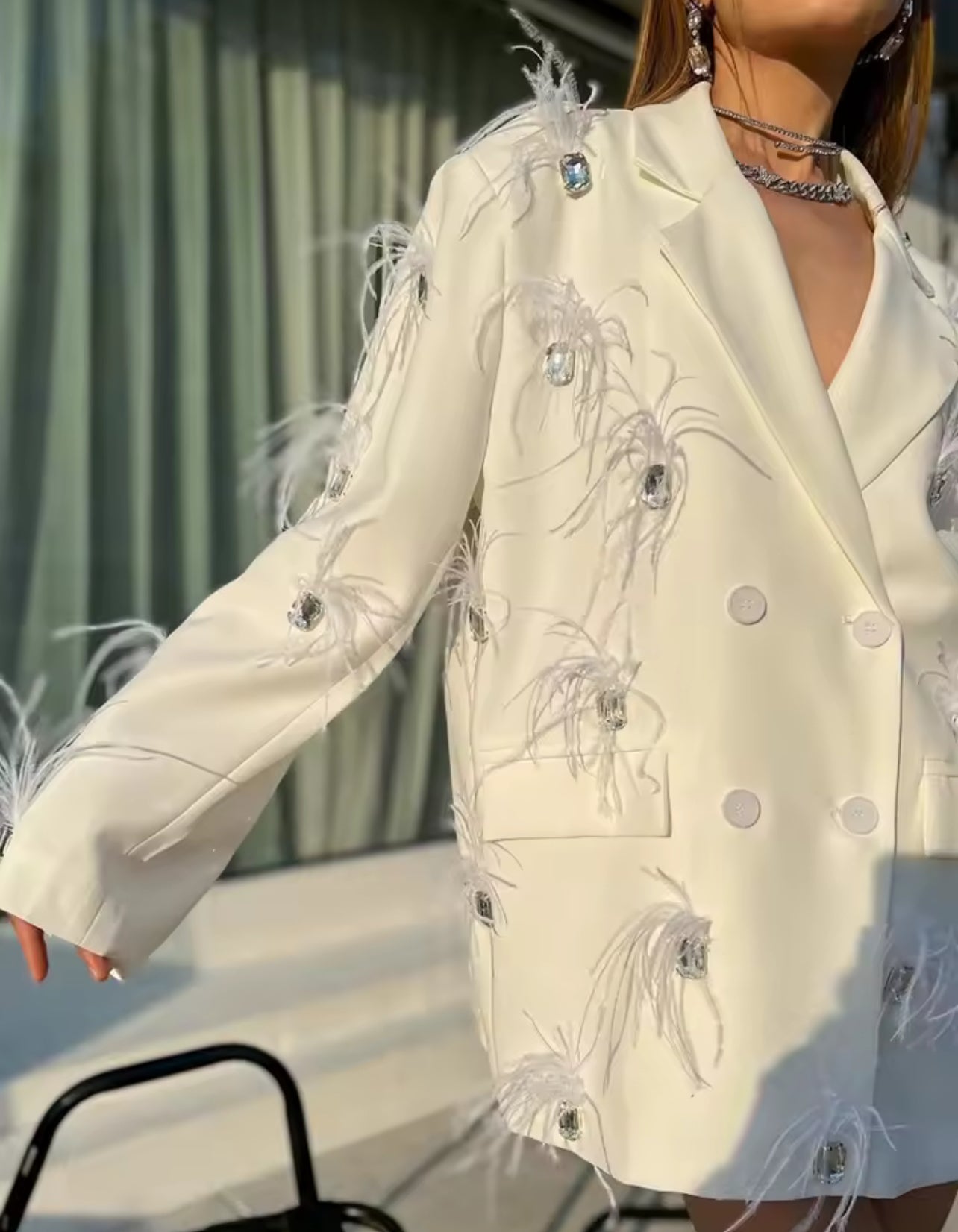 Blazer élégant avec cristaux et plumes