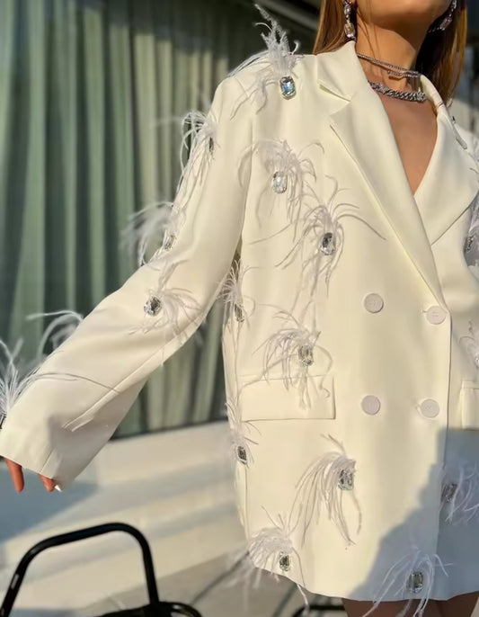 Blazer élégant avec cristaux et plumes