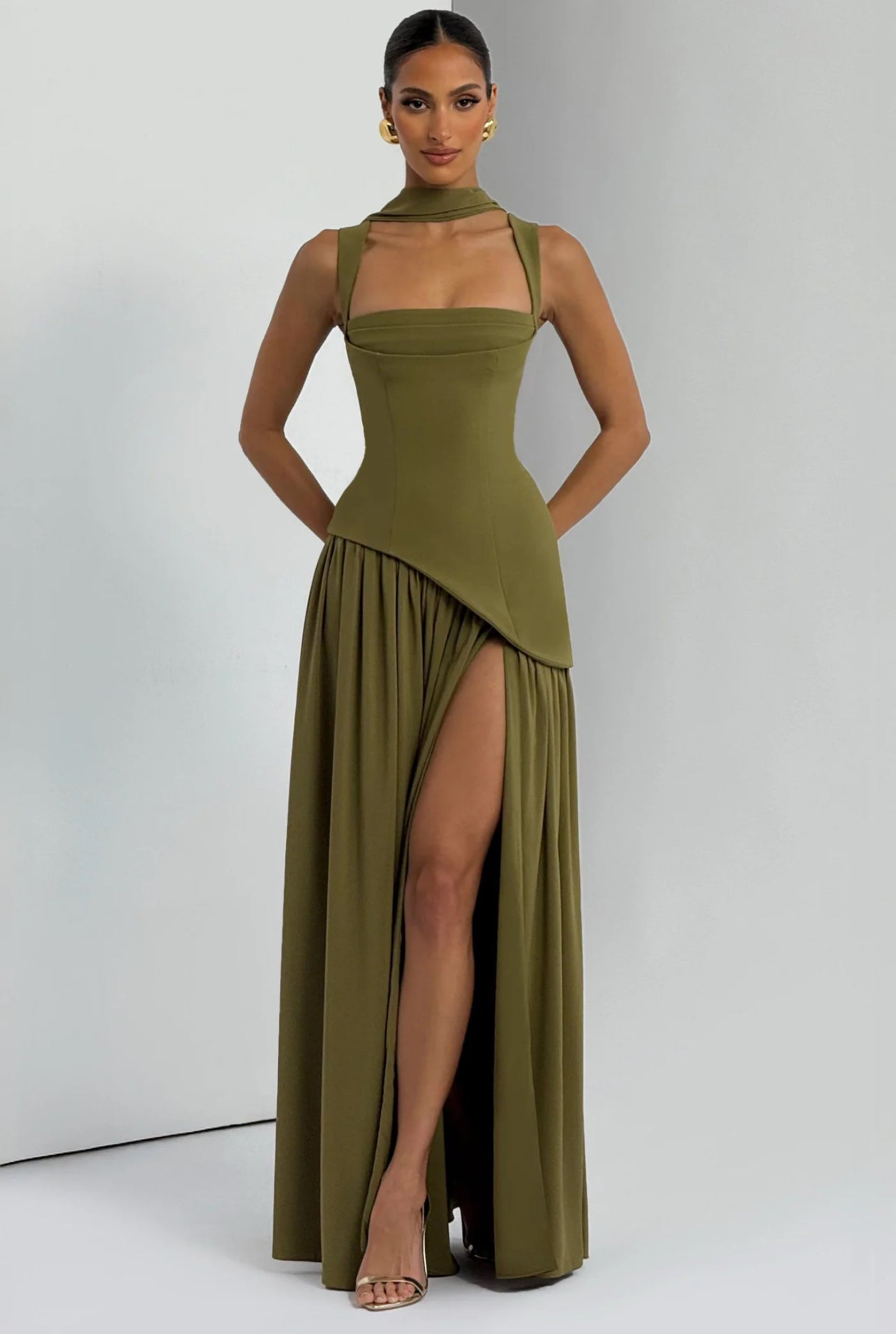 Robe longue avec fente et décolleté carré