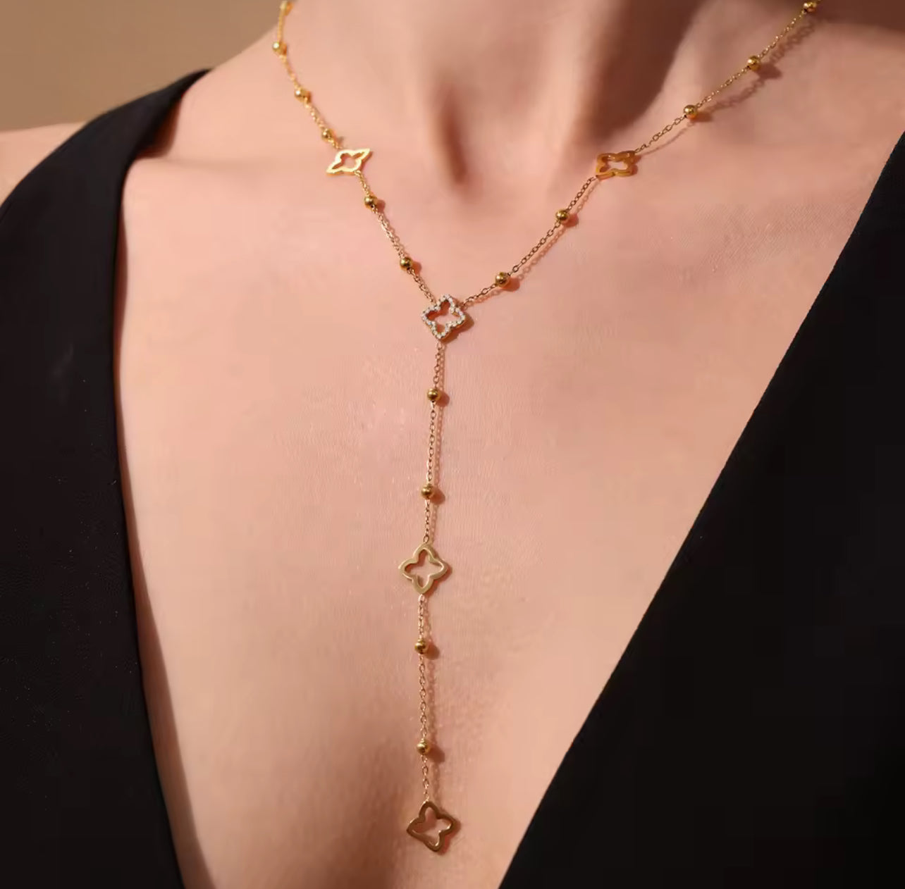 Collier élégant avec trèfles