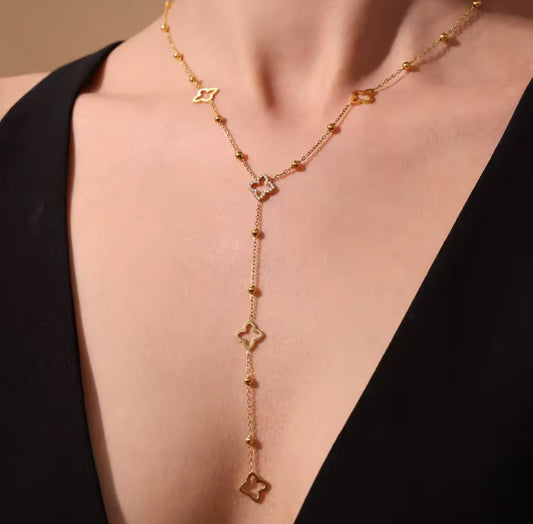 Collier élégant avec trèfles