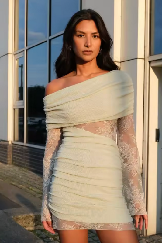 Robe élégante avec détails en dentelle