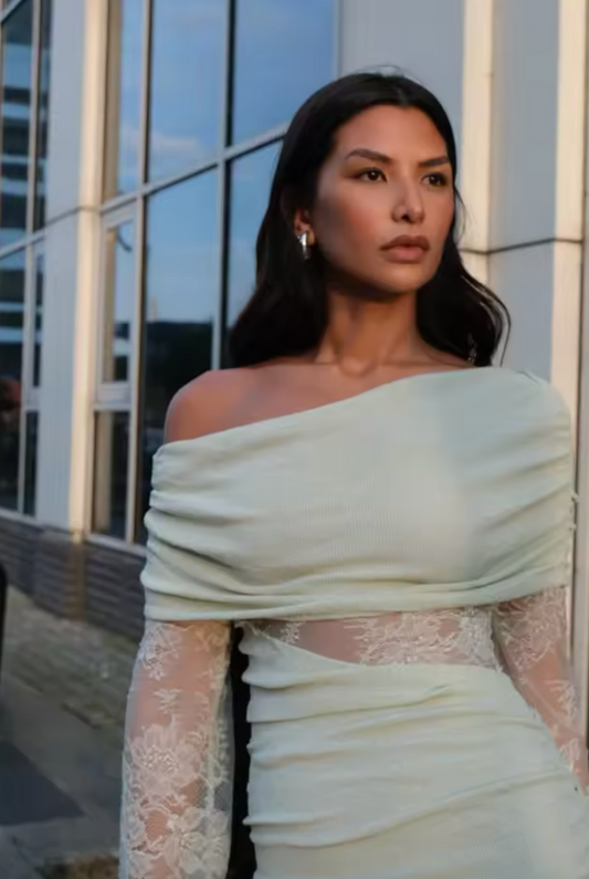 Robe élégante avec détails en dentelle