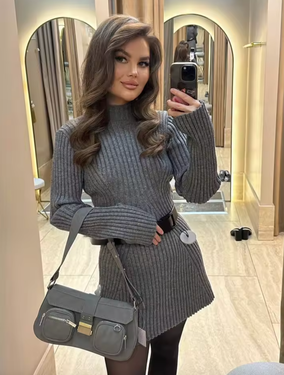 Robe élégante en tricot avec col montant
