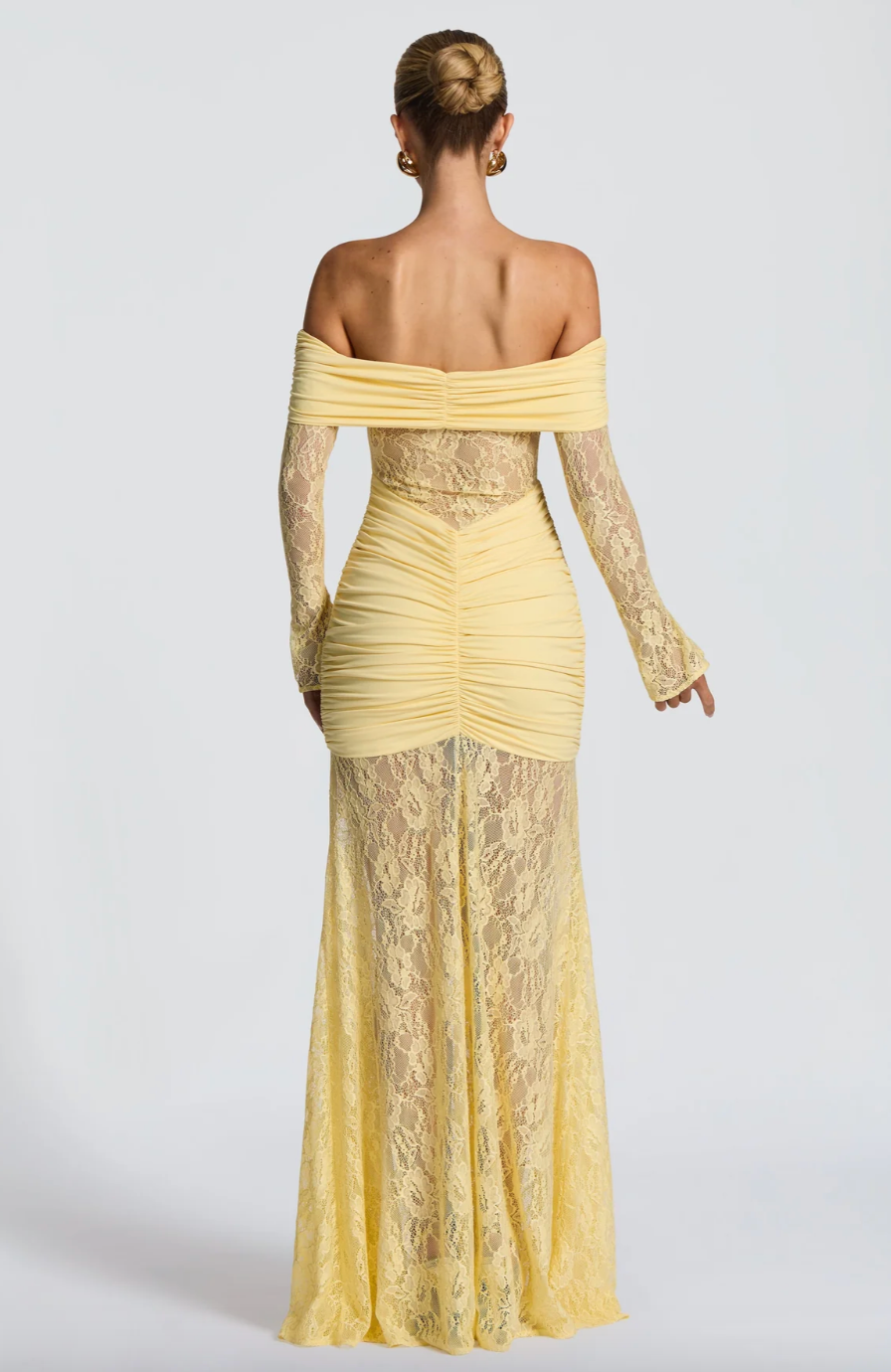 Longue robe élégante avec dentelle