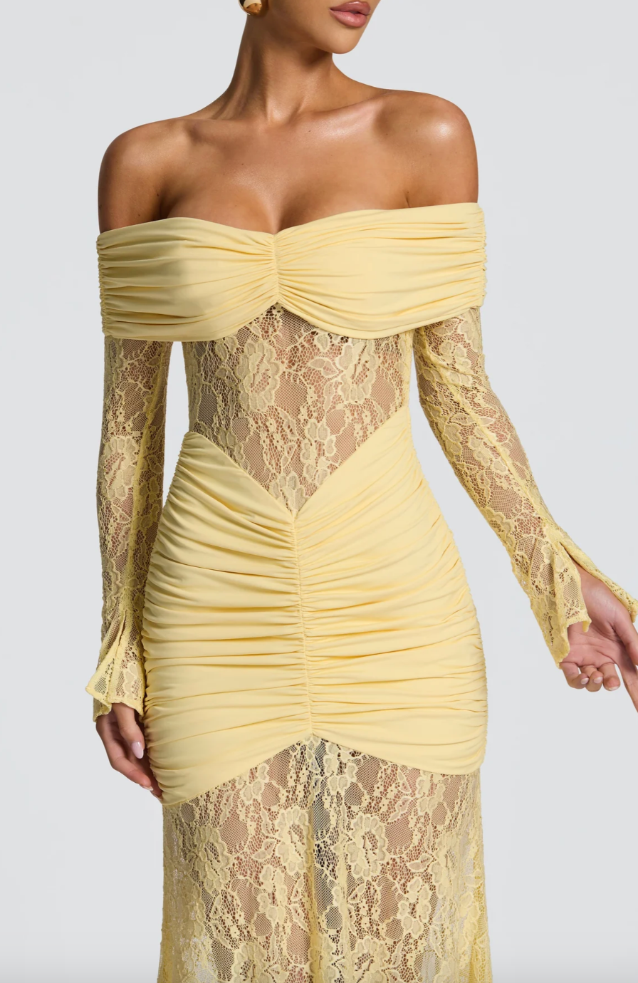 Longue robe élégante avec dentelle