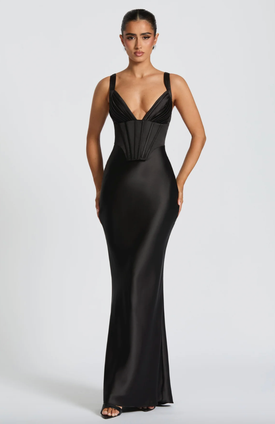 Longue robe en satin avec décolleté en V