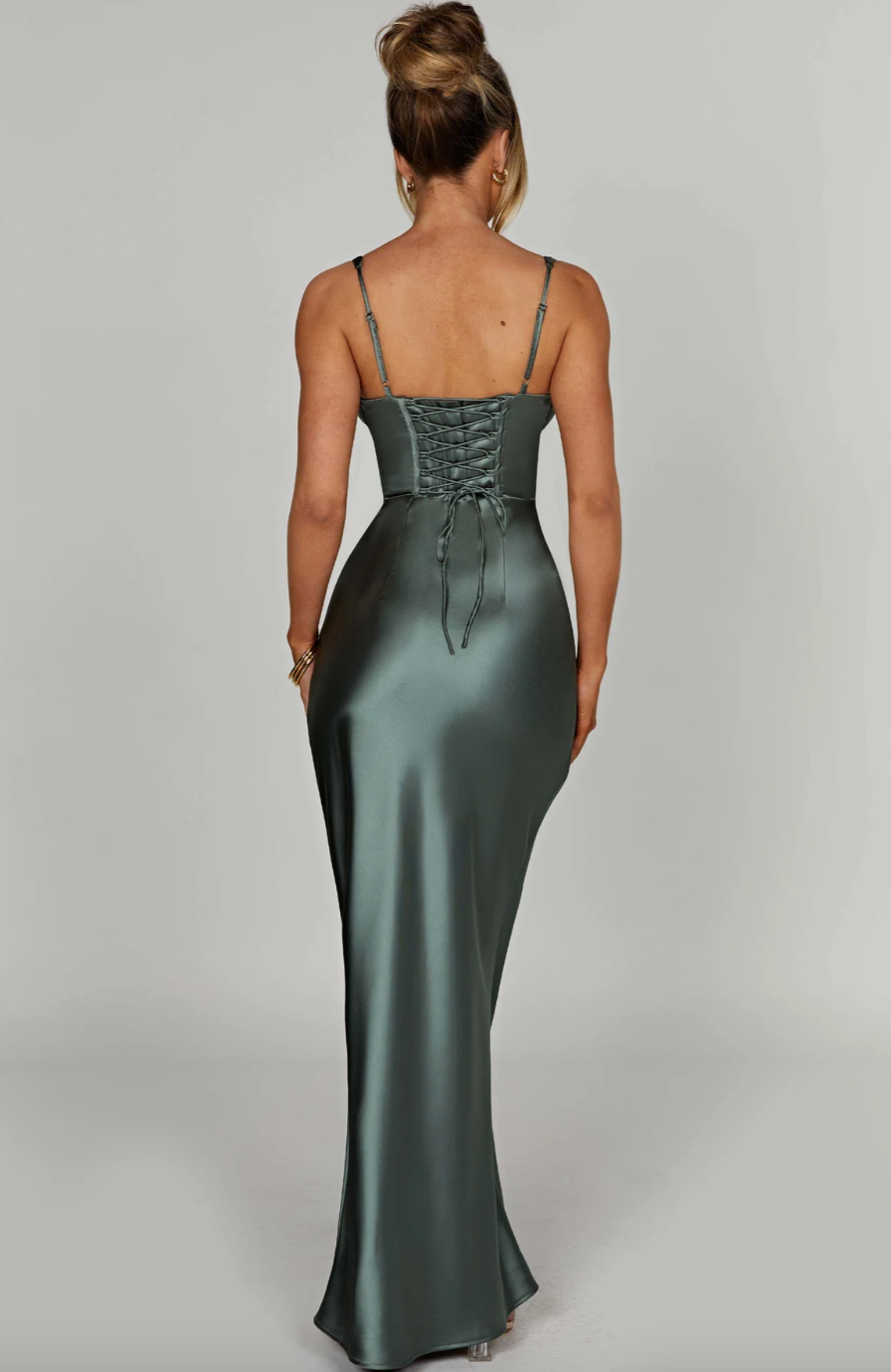 Longue robe en satin avec décolleté en V