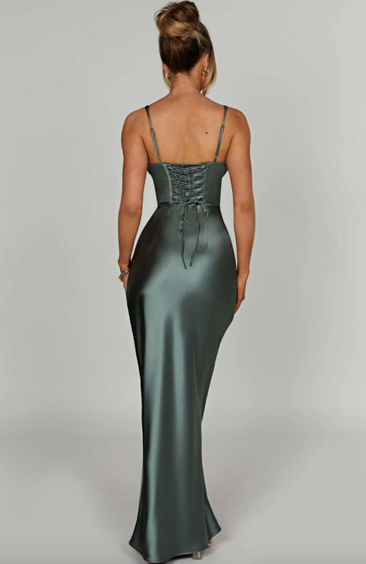 Longue robe en satin avec décolleté en V