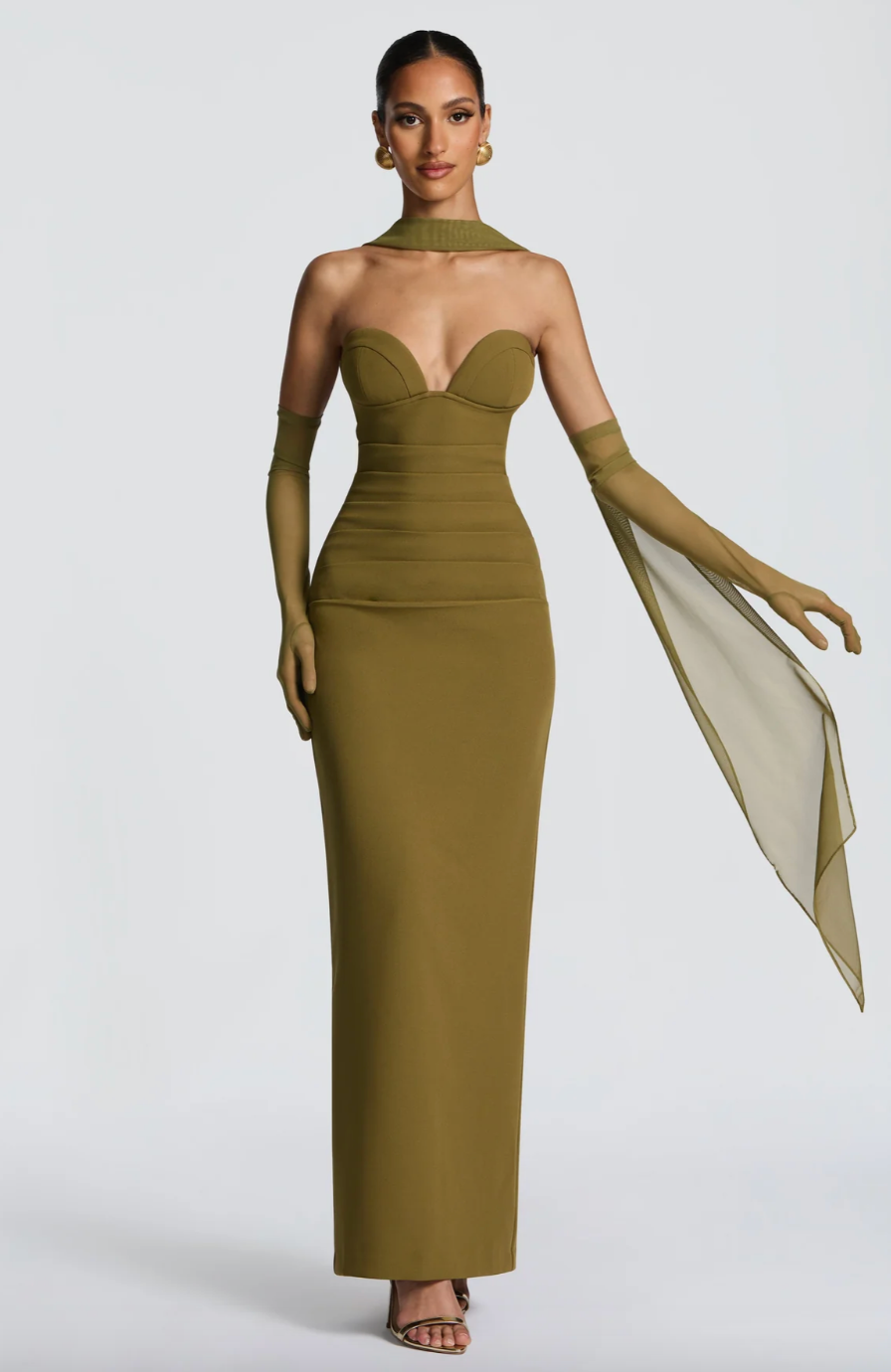 Robe longue avec épaules dénudés