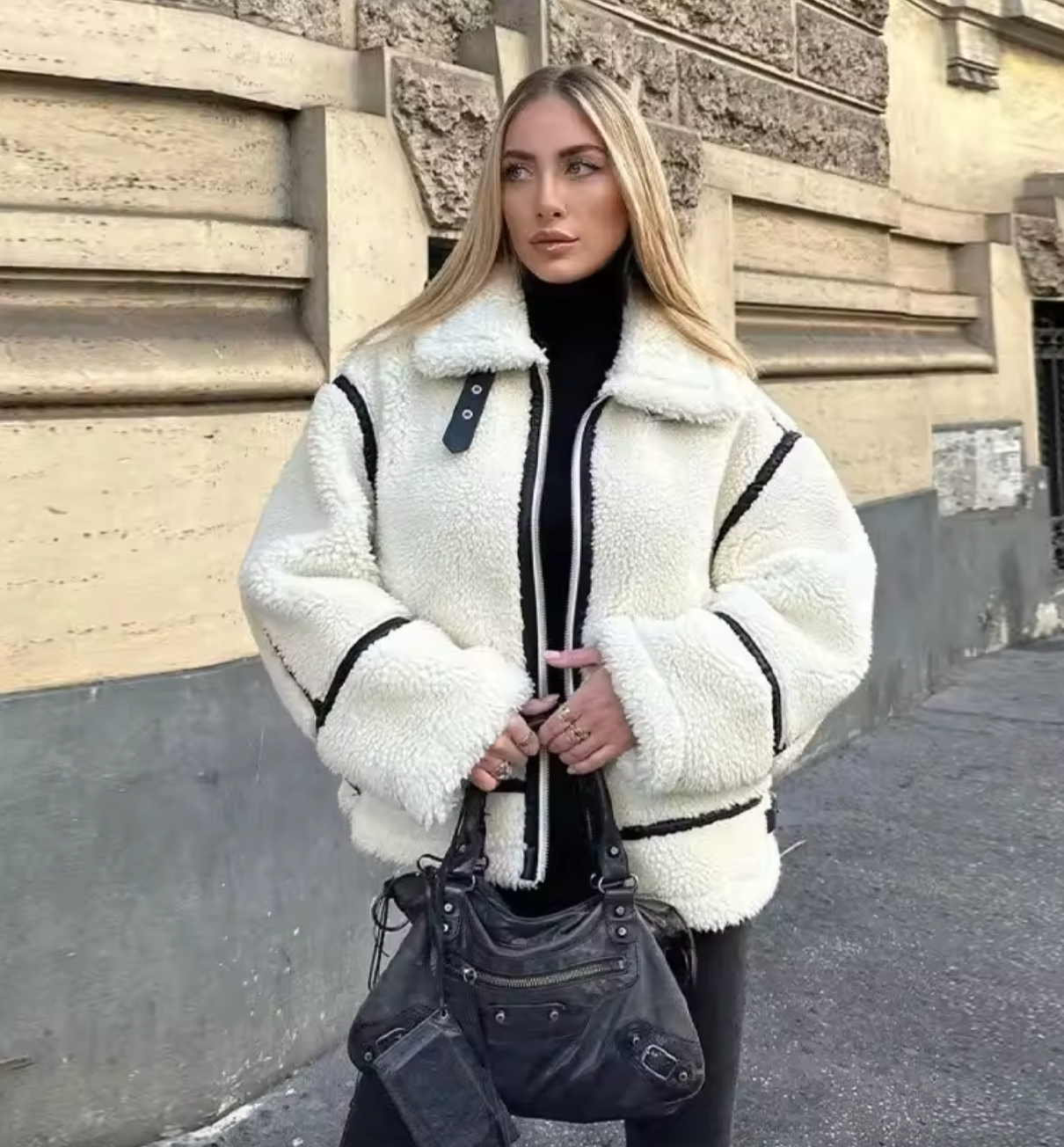 Manteau en laine avec fausse fourrure