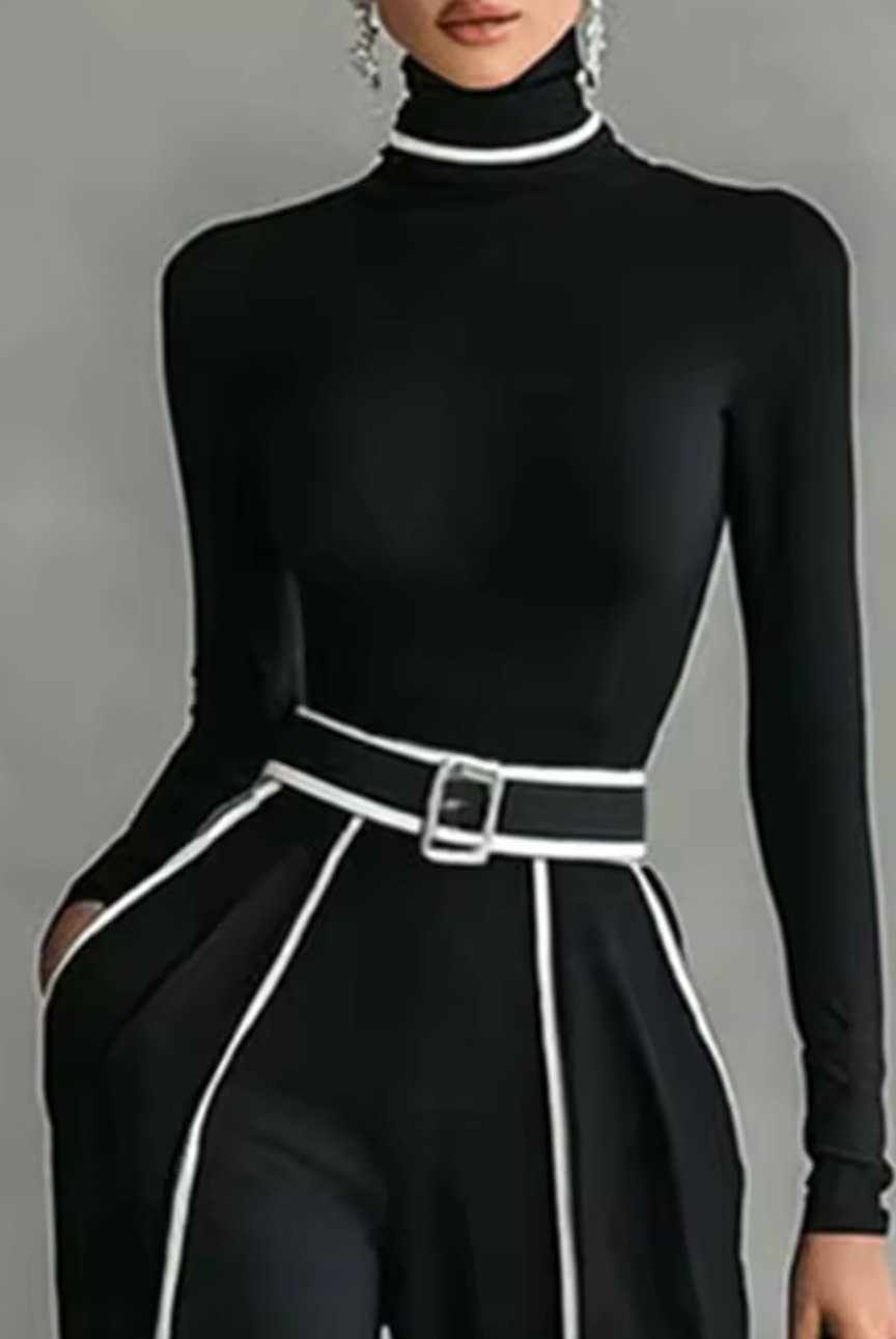 Combinaison élégante avec ceinture et col roulé