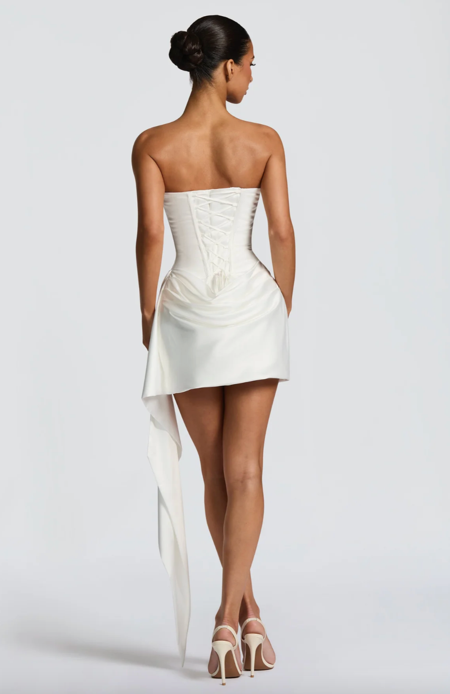 Mini robe élégante avec plis et corset