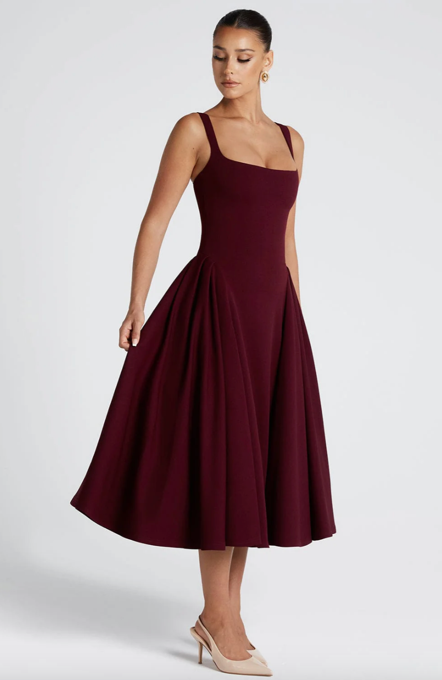 Robe élégante avec décolleté carré