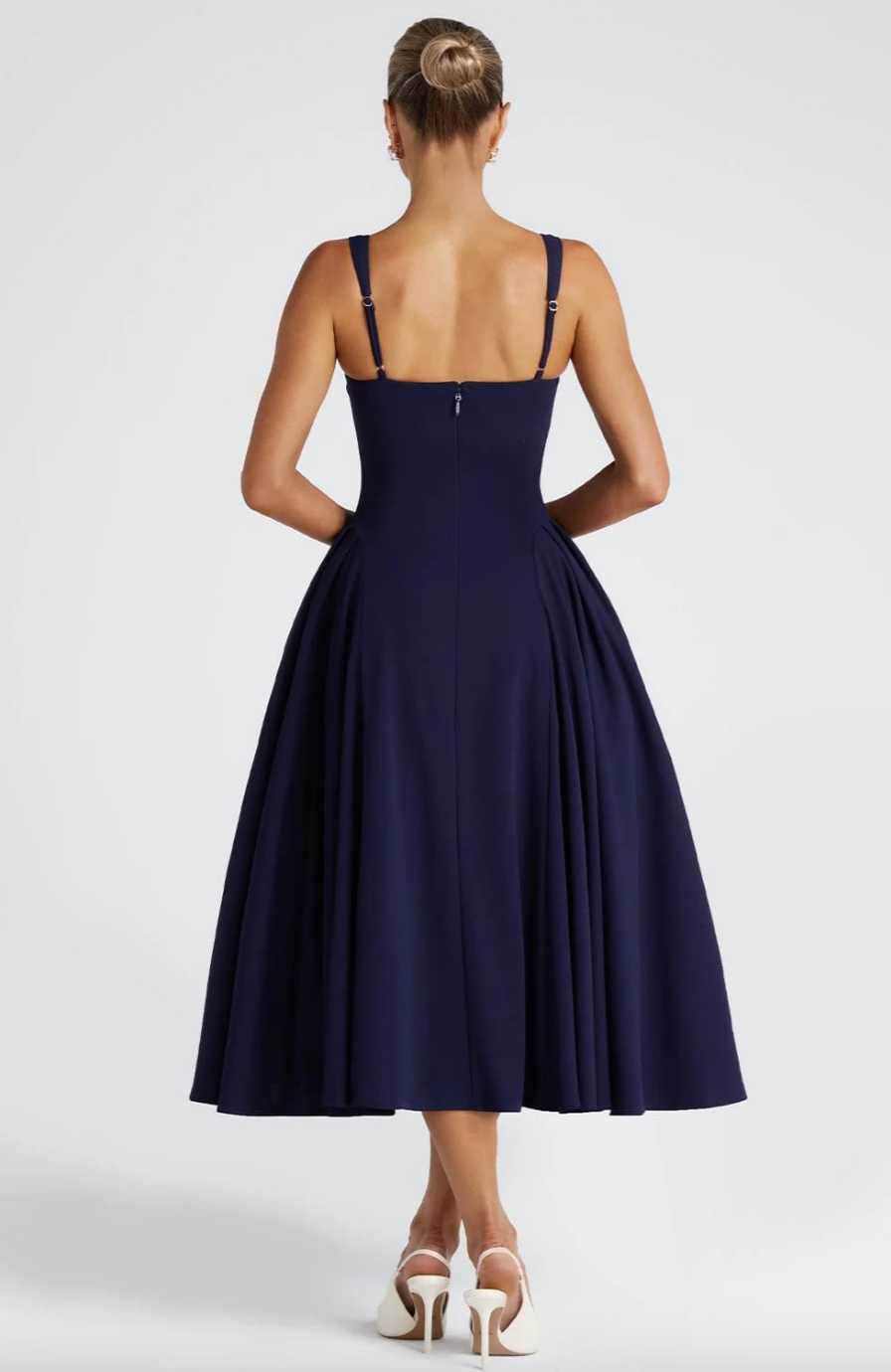 Robe élégante avec décolleté carré