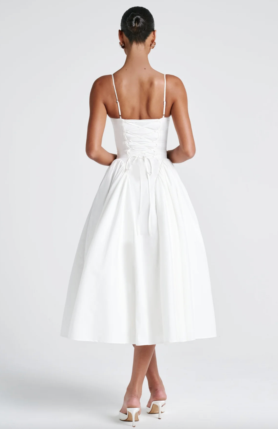 Robe mi-longue avec bas évasé