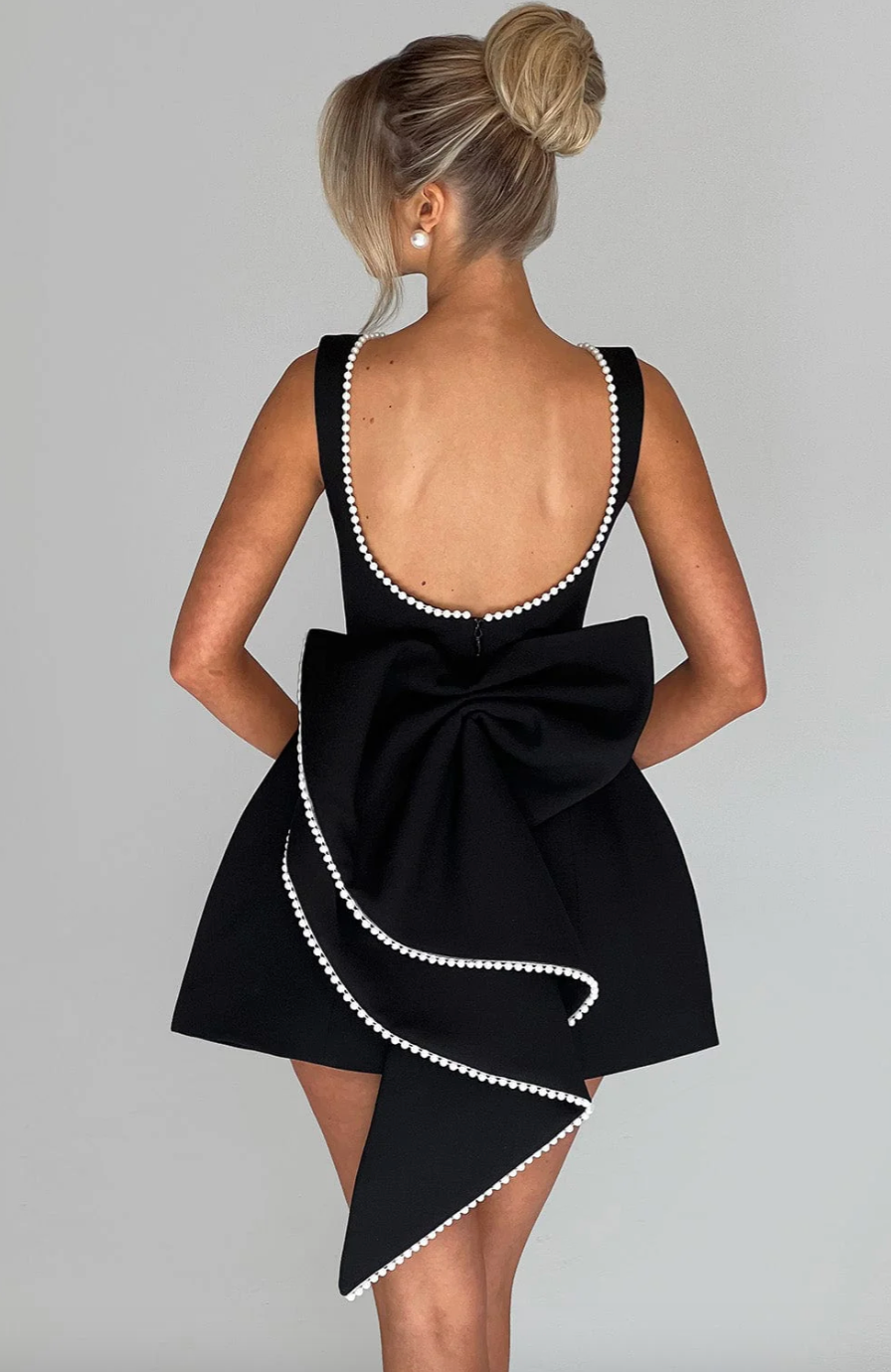 Mini robe avec gros lacet au dos