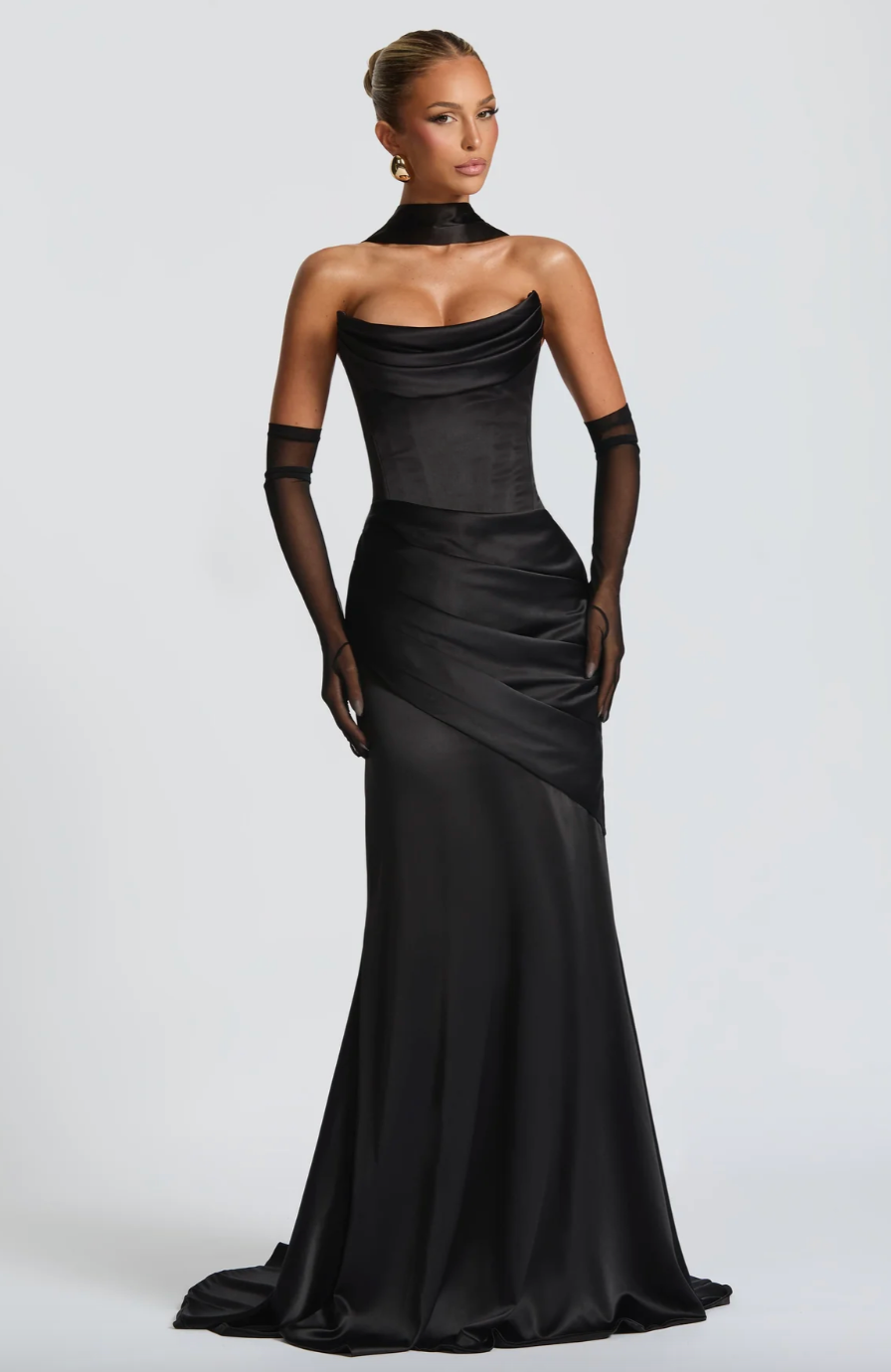 Longue robe en satin avec épaules dénudées