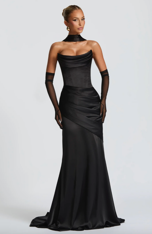 Longue robe en satin avec épaules dénudées