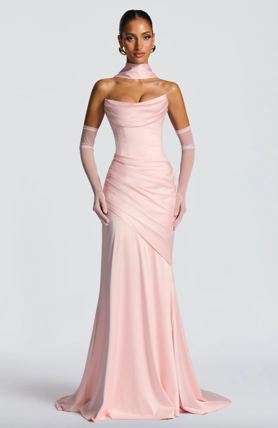 Longue robe en satin avec épaules dénudées