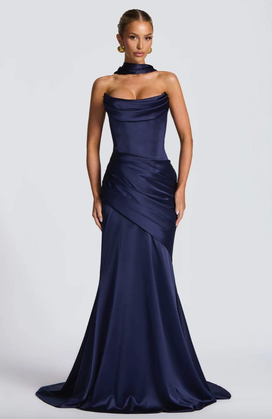 Longue robe en satin avec épaules dénudées