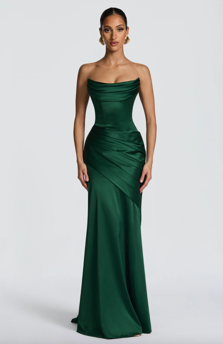 Longue robe en satin avec épaules dénudées