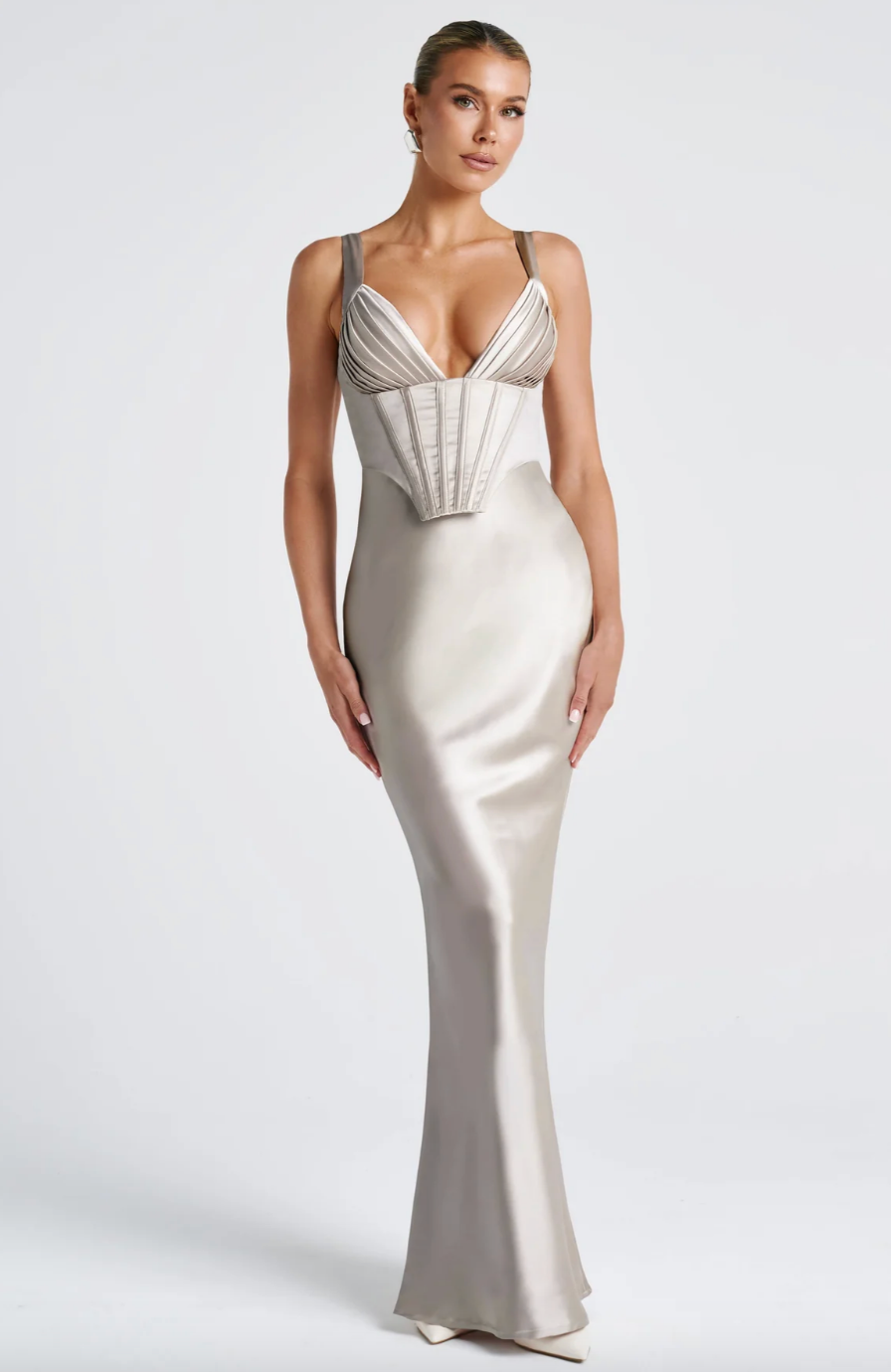 Longue robe en satin avec décolleté en V