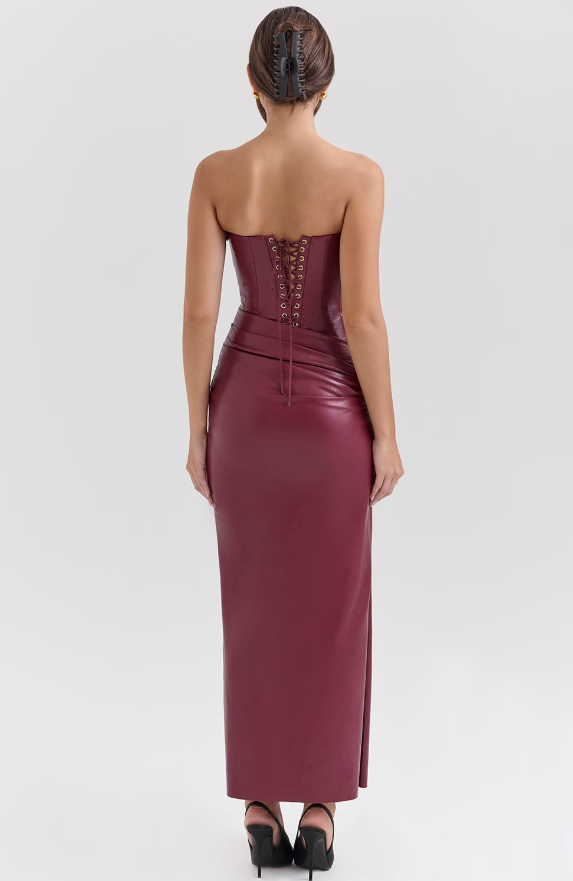 Robe moulante en similicuir avec fente