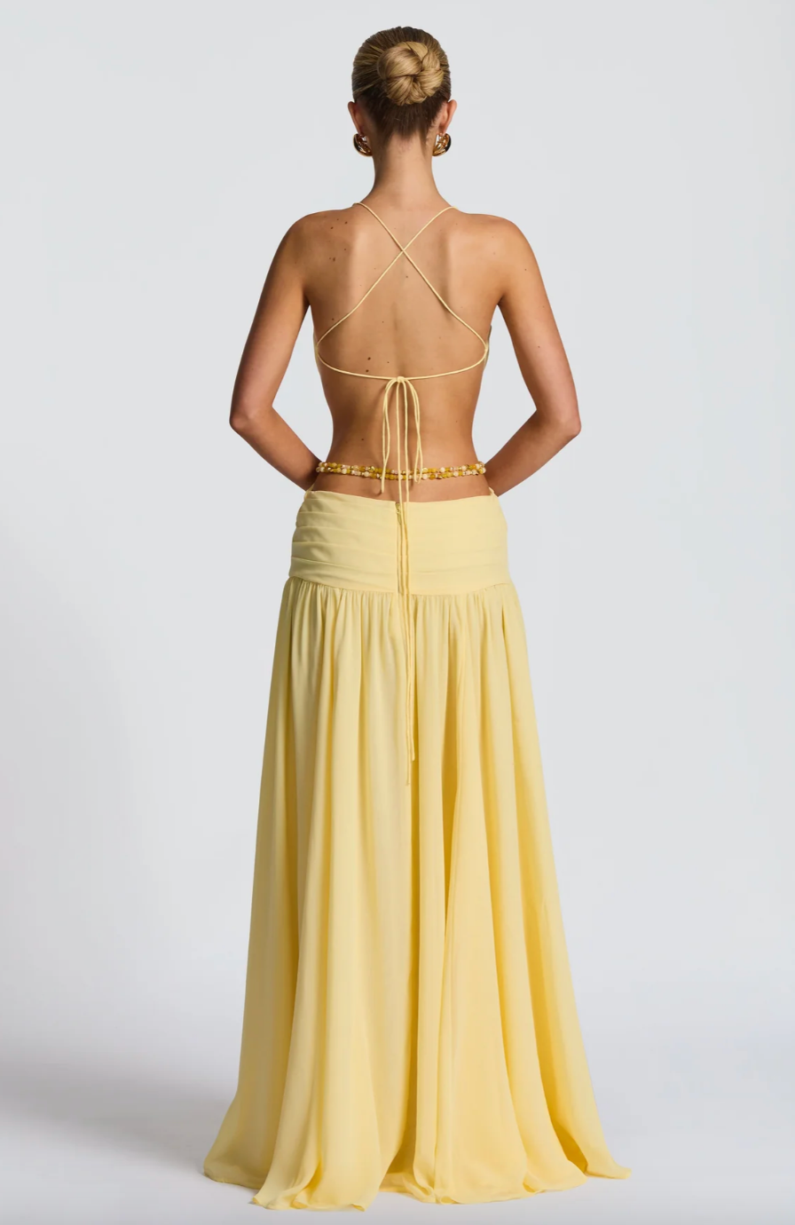 Robe longue avec fente et fleur métallique