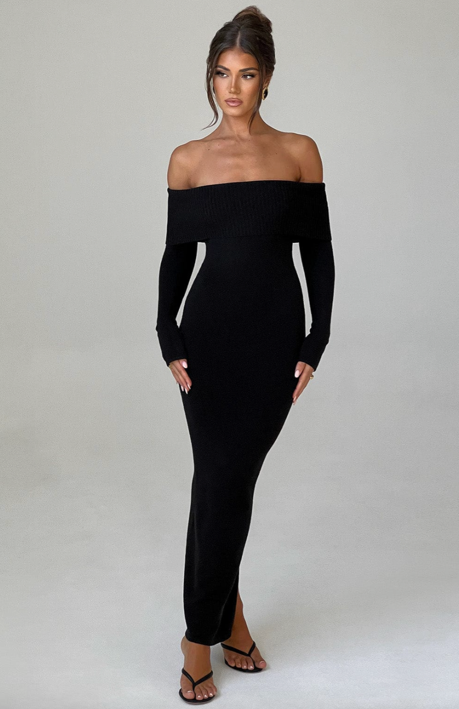 Robe en tricot côtelé avec épaules dénudés