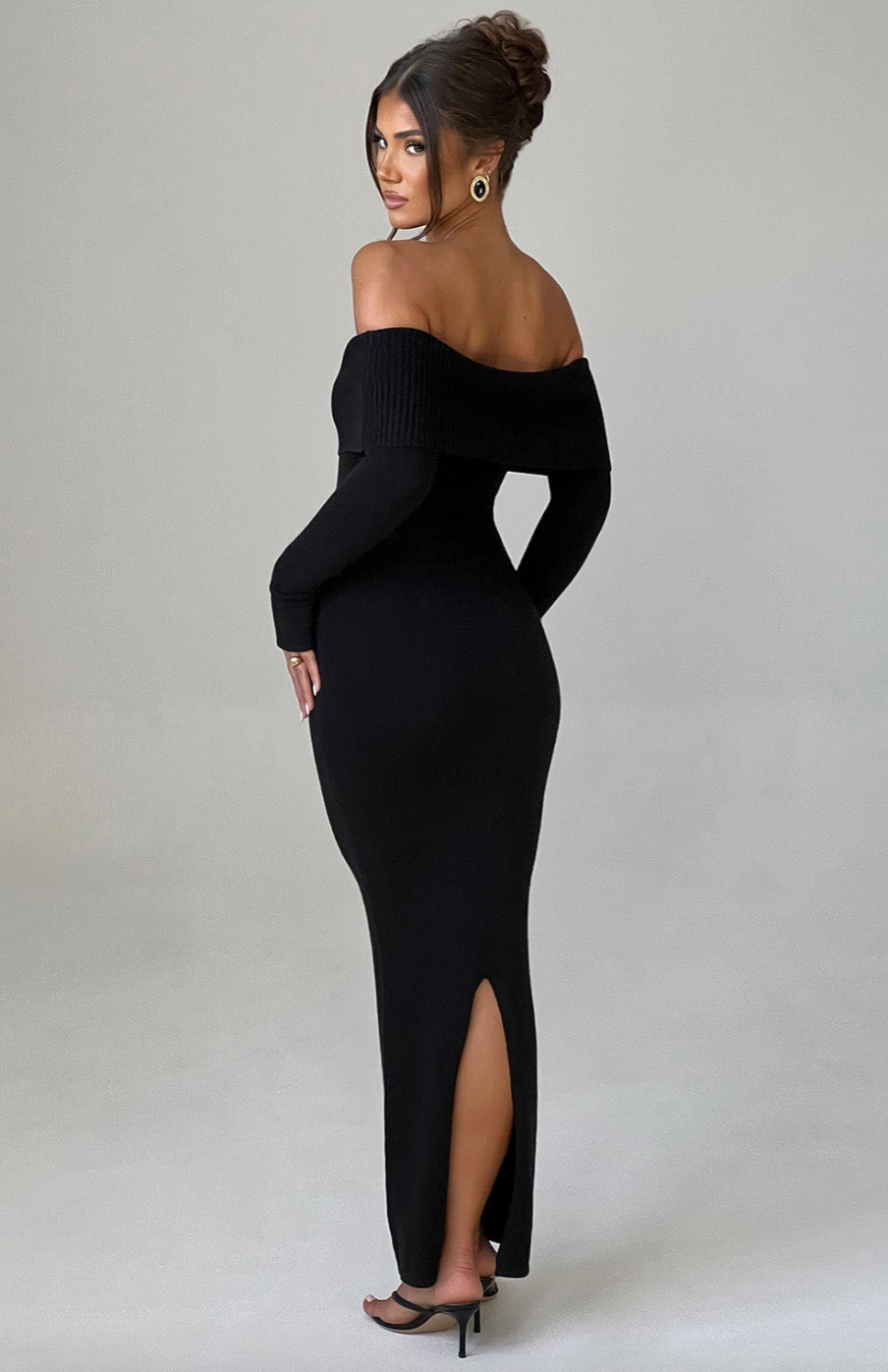 Robe en tricot côtelé avec épaules dénudés