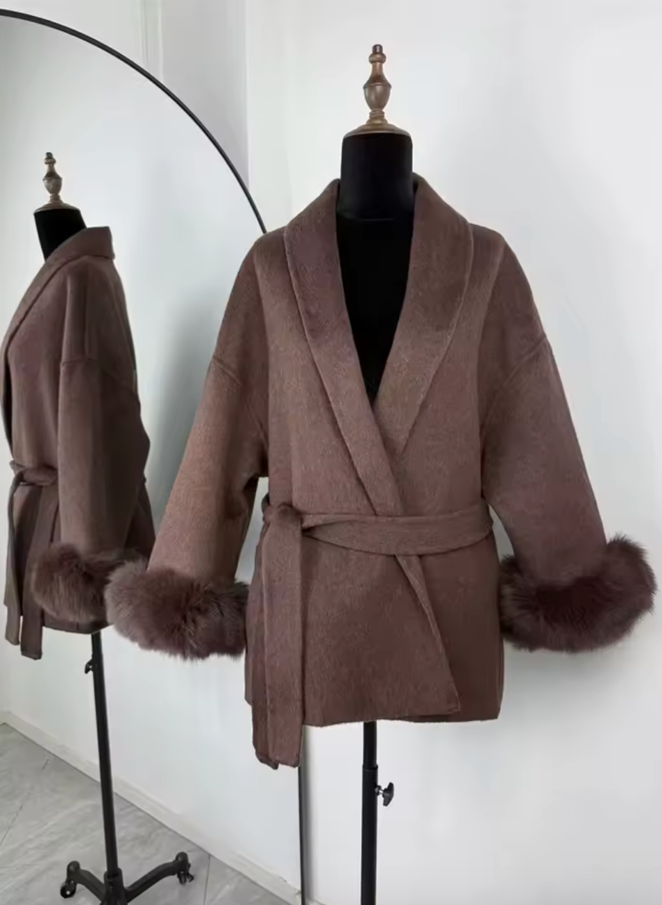 Manteau élégant style cape avec ceinture et manches pelucheuses