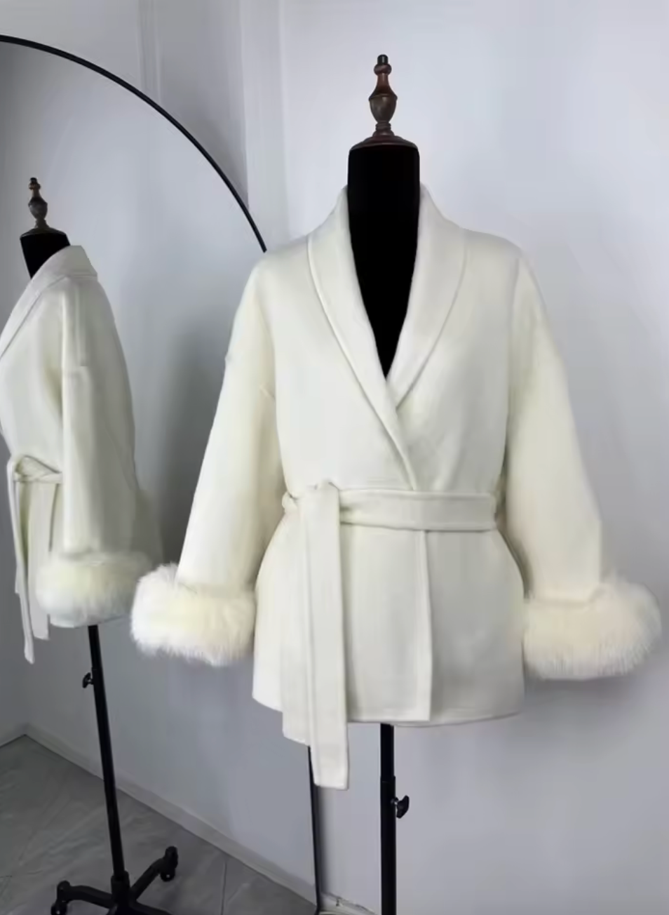 Manteau élégant style cape avec ceinture et manches pelucheuses